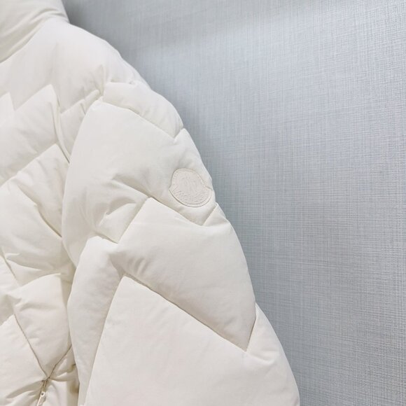 Senevee Heart-Shaped Quilted Short Down Jacket - Picture 9 of 10